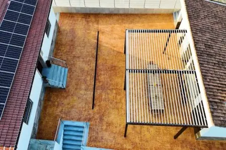 Vista aerea de exterior con pergola bioclimatica abierta