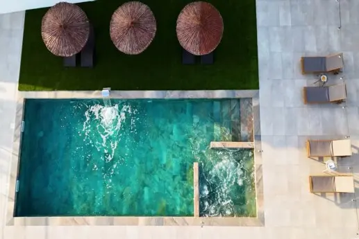 Piscina privada con jacuzzi en casa rural La Villa de Alba en Montefrío