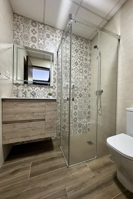 Baño exterior junto a la piscina en casa rural La Villa de Alba