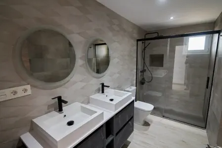 bano completo con ducha casa rural montefrio