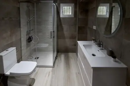 bano moderno con ducha casa rural granada