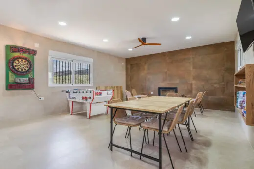 Sala principal de El Recreo de Alba con futbolín, barra y zona de ocio