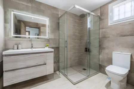 bano moderno con ducha casa rural granada