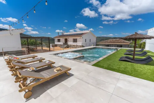 Piscina privada con jacuzzi en casa rural La Villa de Alba en Montefrío