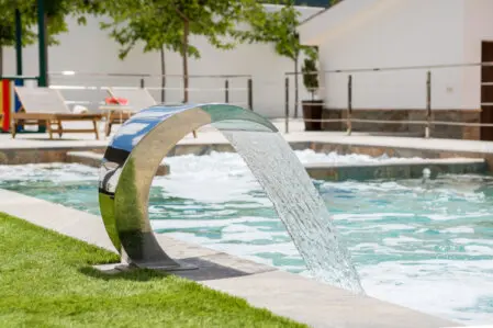 Zona de piscina con césped artificial en casa rural en Granada