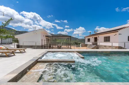 Piscina privada de casa rural en Montefrío