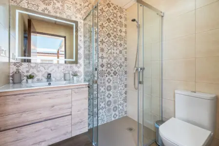 Baño exterior junto a la piscina en casa rural La Villa de Alba