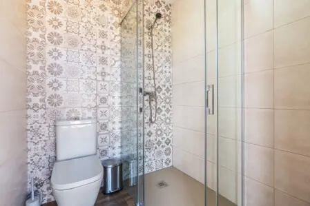 Baño exterior con ducha en zona de piscina de casa rural