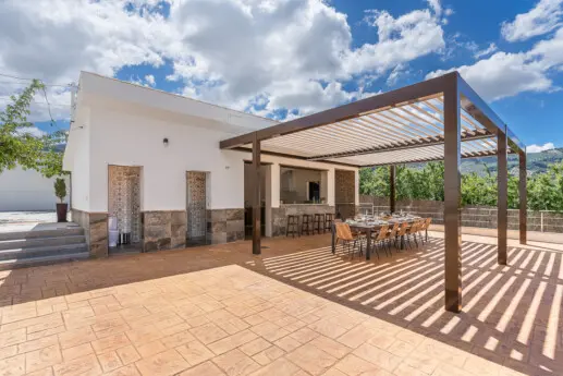 Terraza exterior con pérgola bioclimática en casa rural La Villa de Alba
