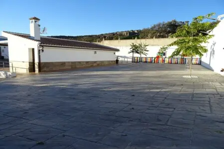 Zona de aparcamiento con cargador eléctrico en casa rural