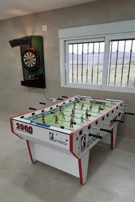 Futbolín y diana en la zona de juegos de El Recreo de Alba