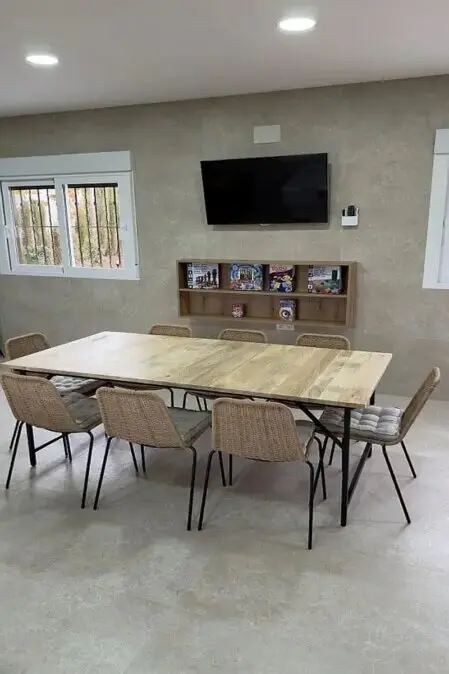 Mesa grande para reuniones en El Recreo de Alba