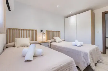 habitacion con tv y aire acondicionado casa rural