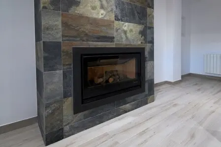 chimenea en salon de casa rural en montefrio