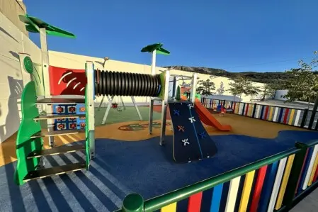 Área infantil con columpios en alojamiento rural en Montefrío