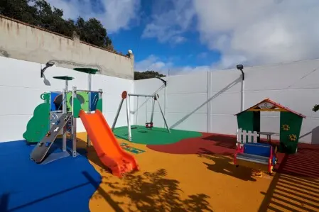 Zona de juegos infantiles en casa rural ideal para familias
