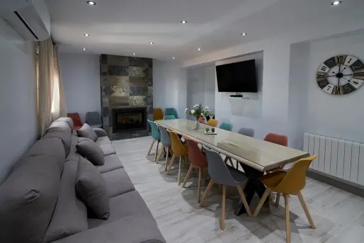 salon amplio con chimenea casa rural la villa de alba